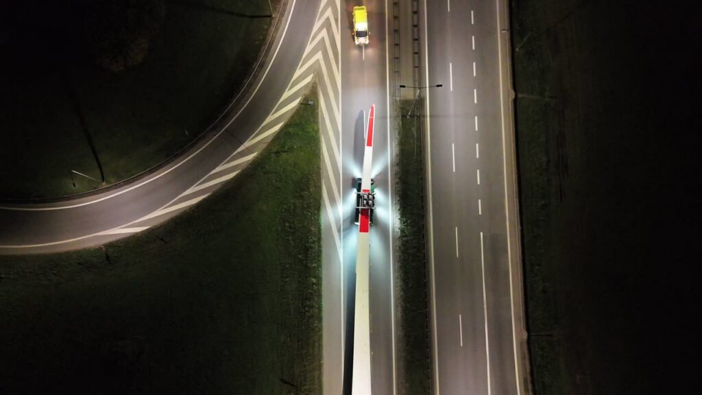 Branża budowlana Nocny transport skrzydła turbiny wiatrowej