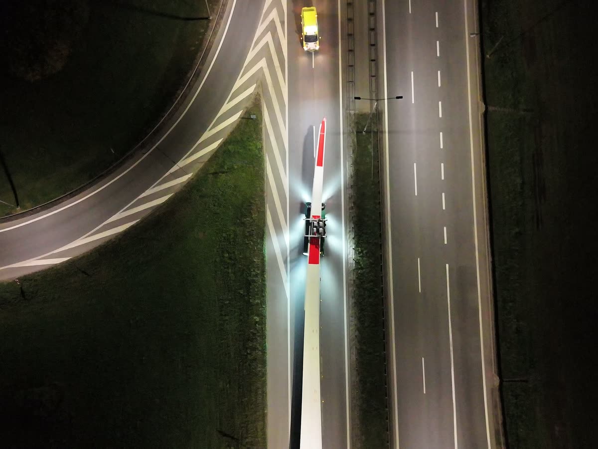 Nagranie z drona: transport skrzydła turbiny autostradą nocą